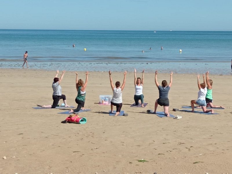 Yoga sur la plage à Langrune-sur-Mer