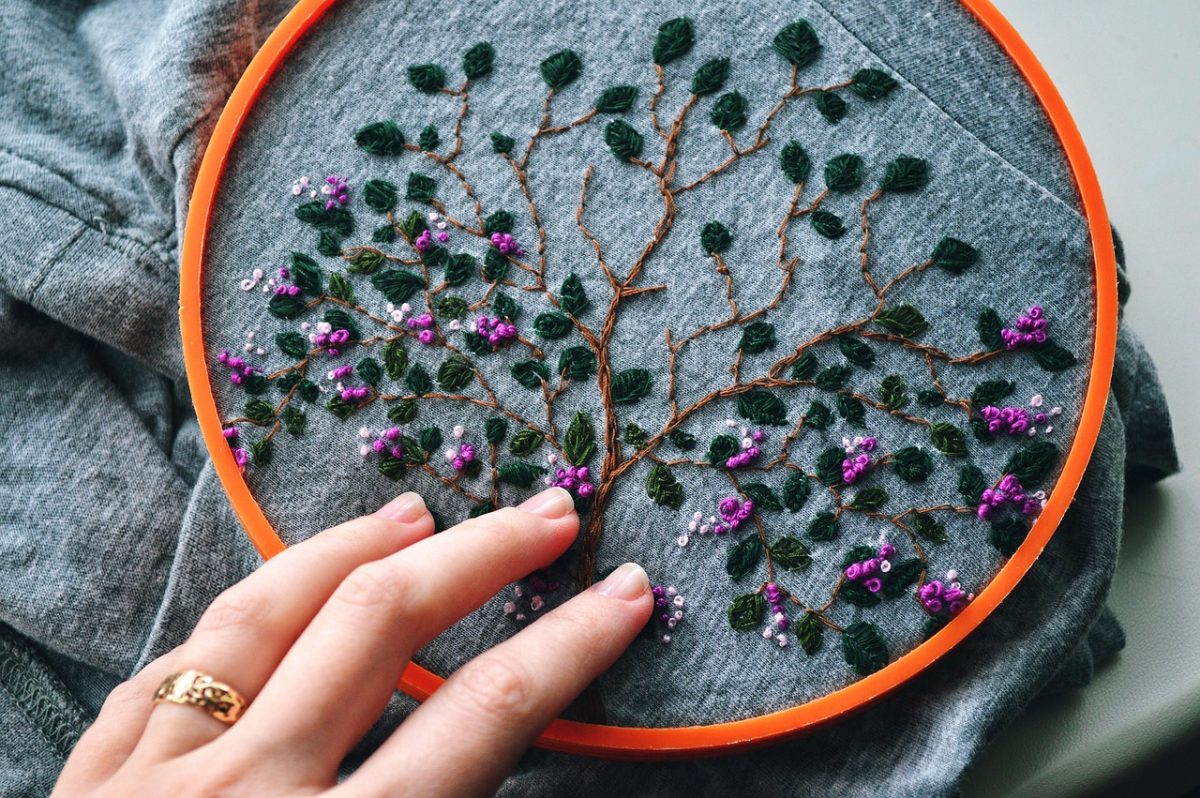 JOURNEES DU PATRIMOINE ATELIER CREATION D'UNE BRODERIE D'UNE FLEUR MÉDIÉVAL