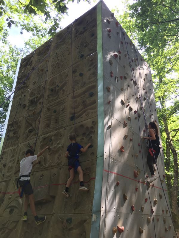 Escalade sur mur artificiel
