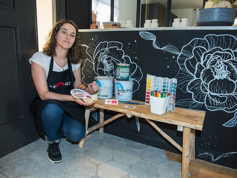 Elle dessine sur les murs