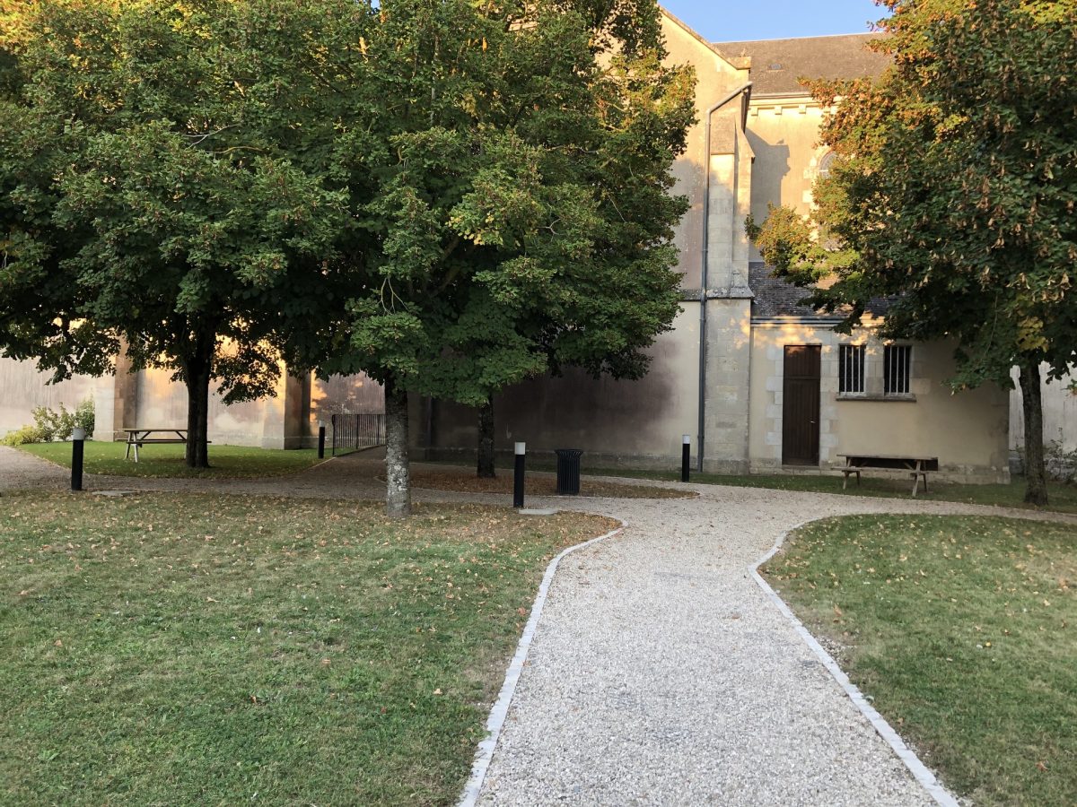 Aire de pique-nique à Epieds-en-Beauce (place Saint-Privat)