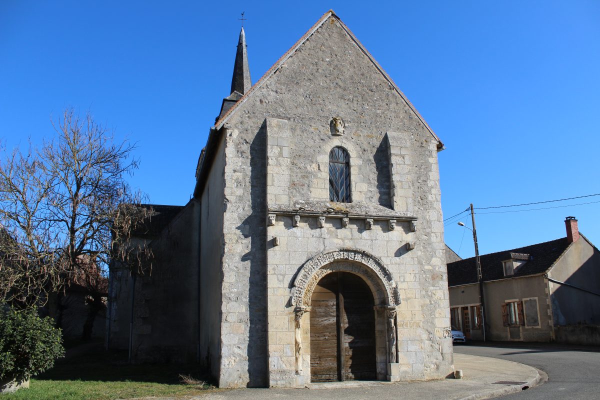Saint-Martin de Véreaux : L'église aux mystérieuses statues colonnes, inspirées de celles de la cathédrale de Bourges